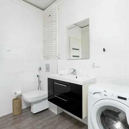 Exceptional In By Renters شقة